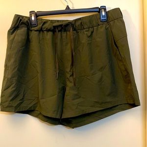 Avía size 16/18 army green shorts. Loved these shorts. Super comfortable